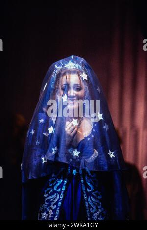 Olga Borodina (Angelina) in LA CENERENTOLA an der Royal Opera, Covent Garden, London WC2 26/09/1994 Musik: Gioachino Rossini Libretto: Jacopo Ferretti Dirigent: Bruno Campanella Design: Mauro Pagano Beleuchtung: Hans Toelstede Regie: Michael Hampe Stockfoto