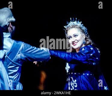 Olga Borodina (Angelina) in LA CENERENTOLA an der Royal Opera, Covent Garden, London WC2 26/09/1994 Musik: Gioachino Rossini Libretto: Jacopo Ferretti Dirigent: Bruno Campanella Design: Mauro Pagano Beleuchtung: Hans Toelstede Regie: Michael Hampe Stockfoto