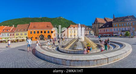 BRASOV, RUMÄNIEN - 11. JULI 2020: Der Ratsplatz im historischen Zentrum der Stadt, Urkunde aus dem Jahr 1364. Es ist umgeben von Stockfoto