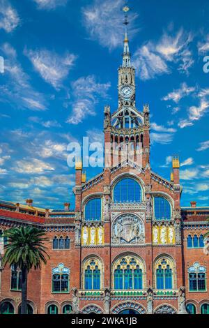 Barcelona, Spanien - 27. Februar 2022: Detail des ehemaligen Krankenhauses de la Santa Creu i Sant Pau, erbaut 1901-1930, Jugendstil, katalanischer Architekt llu Stockfoto