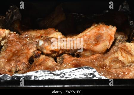Nahaufnahme von Fleisch auf den im Ofen gebackenen Rippchen. Stockfoto