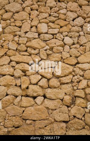 Nahaufnahme von braunen Korallenfelsen in der Stützmauer, Albufeira, Algarve, Portugal. Stockfoto