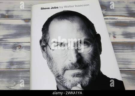 Viersen, Deutschland - 9. Januar. 2024: Nahaufnahme von Walter Isaacson Buchcover, Biografie und Porträt des Steve Jobs Apple Gründers Stockfoto