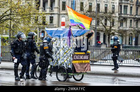 Polizisten der Stadtpolizei Zürich in Schutzausrüstung haben einen Wagen mit Fahrrad eines Demonstranten beschlagnahmt. (Zürich, Schweiz, 1. Mai 2023) Stockfoto