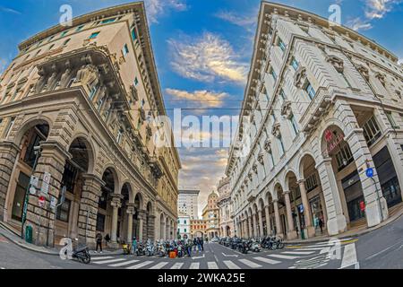 GENUA, ITALIEN - 20. März 2021: Blick auf die Straße mit alten Gebäuden auf der Via Francesco Petrarca und einem typischen Parkplatz für Motorroller. Historisches Zentrum des Stockfoto