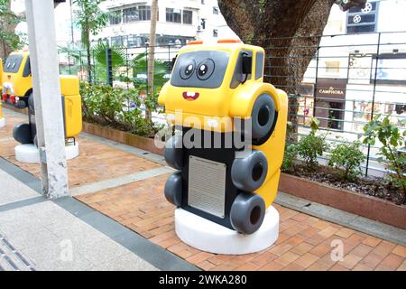 Hongkong, China - 4. Februar 2024: „Müllfahrzeug“-Figur im Health Education Exhibition and Resource Centre. Stockfoto