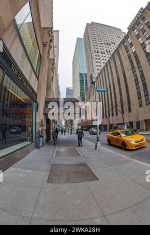 NEW YORK, MANHATTAN, USA-6. MÄRZ 2020: Die NBC Studios befinden sich im historischen Rockefeller Plaza von 30, an der 6th Ave zwischen der W 49th und 50th Street. Das Gebäude Stockfoto