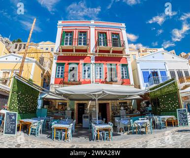 SYMI, GRIECHENLAND - 3. JULI 2022: Das Haus, in dem am Ende des Zweiten Weltkrieges die Kapitulation deutscher Truppen in der Region an die Briten unterzeichnet wurde Stockfoto