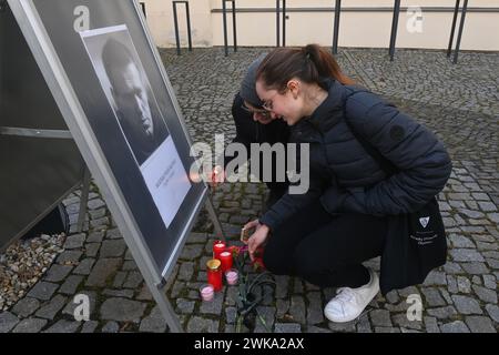 Olomouc, Tschechische Republik. Februar 2024. Die Menschen zünden Kerzen zum Gedenken an den russischen Oppositionspolitiker Alexej Nawalny an, der am 19. Februar 2024 in einem Gefangenenlager an der Universität Palacky in Olomouc (Tschechische Republik) starb. Quelle: Ludek Perina/CTK Photo/Alamy Live News Stockfoto