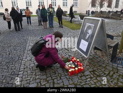 Olomouc, Tschechische Republik. Februar 2024. Die Menschen zünden Kerzen zum Gedenken an den russischen Oppositionspolitiker Alexej Nawalny an, der am 19. Februar 2024 in einem Gefangenenlager an der Universität Palacky in Olomouc (Tschechische Republik) starb. Quelle: Ludek Perina/CTK Photo/Alamy Live News Stockfoto