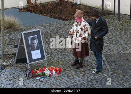 Olomouc, Tschechische Republik. Februar 2024. Die Menschen zünden Kerzen zum Gedenken an den russischen Oppositionspolitiker Alexej Nawalny an, der am 19. Februar 2024 in einem Gefangenenlager an der Universität Palacky in Olomouc (Tschechische Republik) starb. Quelle: Ludek Perina/CTK Photo/Alamy Live News Stockfoto