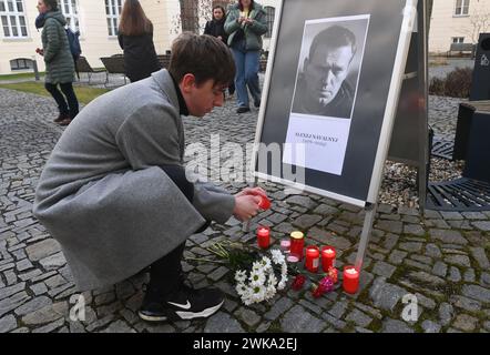 Olomouc, Tschechische Republik. Februar 2024. Die Menschen zünden Kerzen zum Gedenken an den russischen Oppositionspolitiker Alexej Nawalny an, der am 19. Februar 2024 in einem Gefangenenlager an der Universität Palacky in Olomouc (Tschechische Republik) starb. Quelle: Ludek Perina/CTK Photo/Alamy Live News Stockfoto