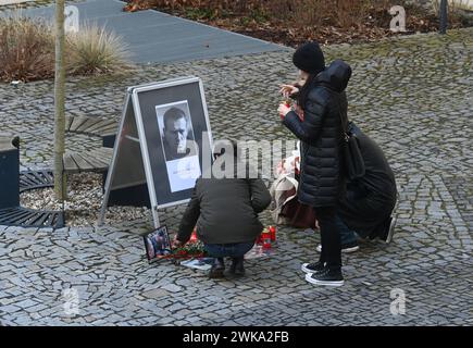 Olomouc, Tschechische Republik. Februar 2024. Die Menschen zünden Kerzen zum Gedenken an den russischen Oppositionspolitiker Alexej Nawalny an, der am 19. Februar 2024 in einem Gefangenenlager an der Universität Palacky in Olomouc (Tschechische Republik) starb. Quelle: Ludek Perina/CTK Photo/Alamy Live News Stockfoto