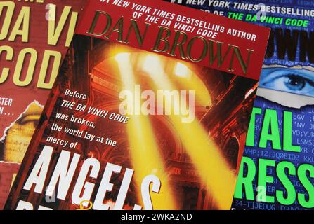 Viersen, Deutschland - 9. Januar. 2024: Closeup des Dan Brown Buchcover Angels and Demons Stockfoto