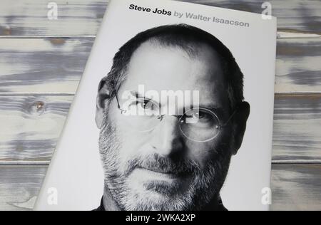 Viersen, Deutschland - 9. Januar. 2024: Nahaufnahme von Walter Isaacson Buchcover, Biografie und Porträt des Steve Jobs Apple Gründers Stockfoto