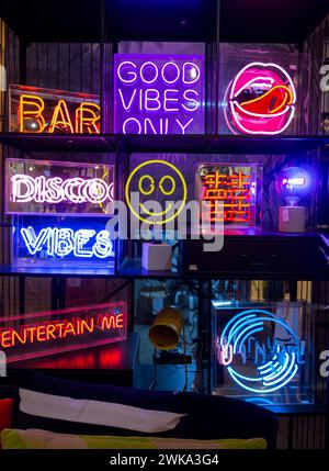 Nahaufnahme farbenfroher Neonschilder im Mrs Robinson Shop in Crystal Palace, London, England, Großbritannien Stockfoto