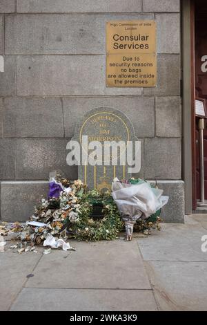 Verfaulende Blumenkränze und Gedenkstätte für PC Jim Morrison vor der Indian High Commission, Aldwych, London, England, Großbritannien Stockfoto