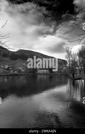 Blick auf Kilnsey Crag, eine riesige überhängende Kalksteinklippe in Upper Wharfedale, Yorkshire Dales National Park, England, Großbritannien Stockfoto