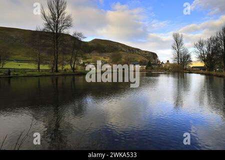 Blick auf Kilnsey Crag, eine riesige überhängende Kalksteinklippe in Upper Wharfedale, Yorkshire Dales National Park, England, Großbritannien Stockfoto