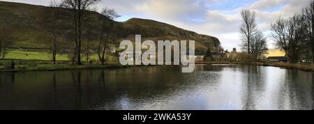 Blick auf Kilnsey Crag, eine riesige überhängende Kalksteinklippe in Upper Wharfedale, Yorkshire Dales National Park, England, Großbritannien Stockfoto