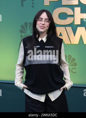 Santa Monica, USA. Februar 2024. Billie Eilish nimmt am 18. Februar 2024 an den People's Choice Awards im Barker Hangar 2024 in Santa Monica, Kalifornien, Teil. Foto: Crash/imageSPACE/SIPA USA Credit: SIPA USA/Alamy Live News Stockfoto