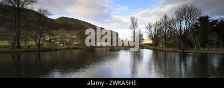 Blick auf Kilnsey Crag, eine riesige überhängende Kalksteinklippe in Upper Wharfedale, Yorkshire Dales National Park, England, Großbritannien Stockfoto