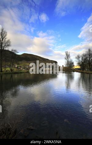 Blick auf Kilnsey Crag, eine riesige überhängende Kalksteinklippe in Upper Wharfedale, Yorkshire Dales National Park, England, Großbritannien Stockfoto