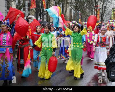 Paris, Frankreich, 18. Februar 2024. Asiatische Frauen auf der Straße für die Neujahrsparade in Chinatown - Jacques Julien/Alamy Live News Stockfoto