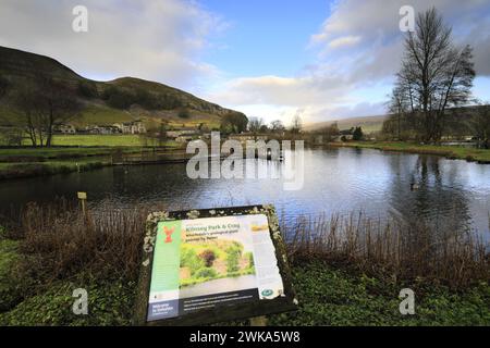 Blick auf Kilnsey Crag, eine riesige überhängende Kalksteinklippe in Upper Wharfedale, Yorkshire Dales National Park, England, Großbritannien Stockfoto