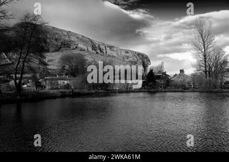 Blick auf Kilnsey Crag, eine riesige überhängende Kalksteinklippe in Upper Wharfedale, Yorkshire Dales National Park, England, Großbritannien Stockfoto