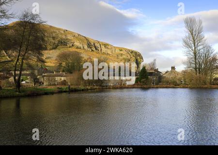 Blick auf Kilnsey Crag, eine riesige überhängende Kalksteinklippe in Upper Wharfedale, Yorkshire Dales National Park, England, Großbritannien Stockfoto