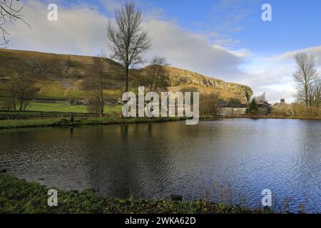 Blick auf Kilnsey Crag, eine riesige überhängende Kalksteinklippe in Upper Wharfedale, Yorkshire Dales National Park, England, Großbritannien Stockfoto