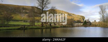 Blick auf Kilnsey Crag, eine riesige überhängende Kalksteinklippe in Upper Wharfedale, Yorkshire Dales National Park, England, Großbritannien Stockfoto