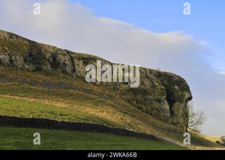 Blick auf Kilnsey Crag, eine riesige überhängende Kalksteinklippe in Upper Wharfedale, Yorkshire Dales National Park, England, Großbritannien Stockfoto