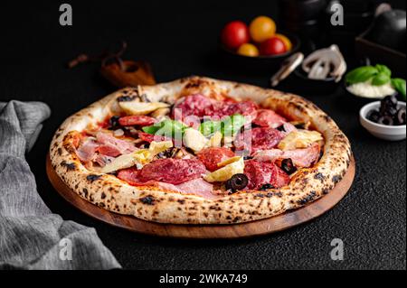 Holzofenpizza mit einer Sauce auf einem Teller Stockfoto