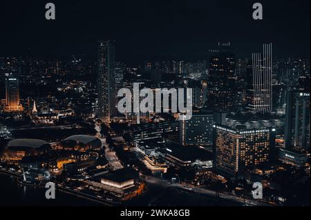 Luftaufnahme der Stadt Singapur bei Nacht von einem Flugzeug in Asien Stockfoto