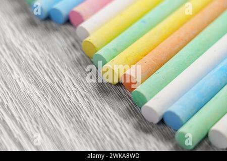 Farbenfrohe Kreidepastellfarben auf einer Bretttextur aus nächster Nähe. Regenbogenfarben. Stockfoto