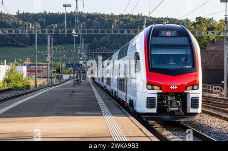 Ein neuer IR-Dosto fährt von Zürich nach Schaffhausen. Auf der Durchfahrt beim Zürcher Bahnhof Hüntwangen-Wil. Der Interregio ist er seit wenigen Tag Stockfoto