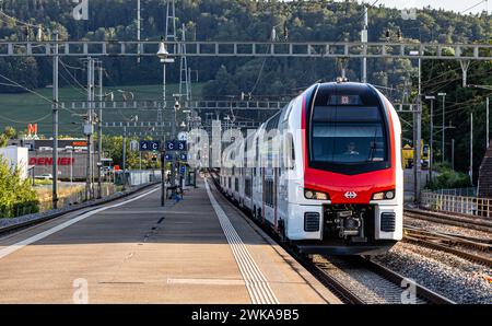 Ein neuer IR-Dosto fährt von Zürich nach Schaffhausen. Auf der Durchfahrt beim Zürcher Bahnhof Hüntwangen-Wil. Der Interregio ist er seit wenigen Tag Stockfoto