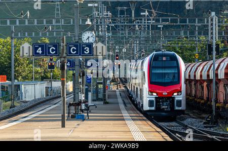 Ein neuer IR-Dosto fährt von Zürich nach Schaffhausen. Auf der Durchfahrt beim Zürcher Bahnhof Hüntwangen-Wil. Der Interregio ist er seit wenigen Tag Stockfoto