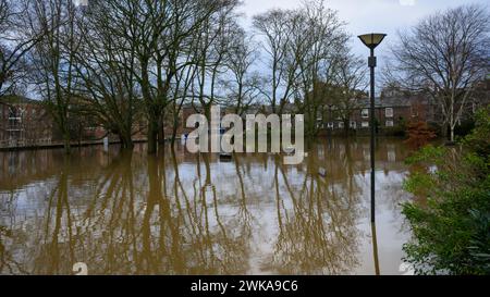 River Ouse platzte seine Ufer und überschwemmte nach starkem Regen (Flussufer unter Hochwasser getaucht, Park überschwemmt) - York, North Yorkshire, England, Großbritannien. Stockfoto