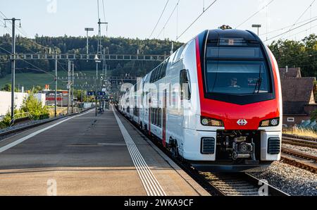 Ein neuer IR-Dosto fährt von Zürich nach Schaffhausen. Auf der Durchfahrt beim Zürcher Bahnhof Hüntwangen-Wil. Der Interregio ist er seit wenigen Tag Stockfoto