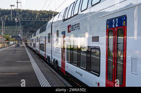 Ein neuer IR-Dosto fährt von Zürich nach Schaffhausen. Auf der Durchfahrt beim Zürcher Bahnhof Hüntwangen-Wil. Der Interregio ist er seit wenigen Tag Stockfoto