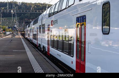 Ein neuer IR-Dosto fährt von Zürich nach Schaffhausen. Auf der Durchfahrt beim Zürcher Bahnhof Hüntwangen-Wil. Der Interregio ist er seit wenigen Tag Stockfoto