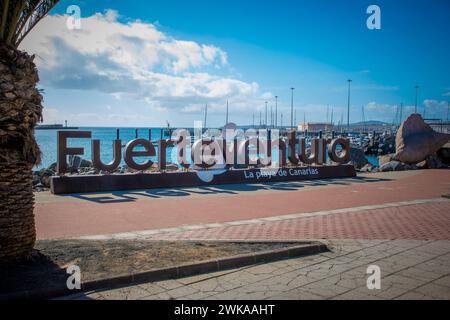 Puerto del Rosario, Spanien, 16. Februar 2024: Blick auf das Fuerteventura-Schild im Hafen von Puerto del Rosario auf den Kanarischen Inseln Stockfoto