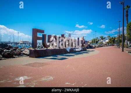 Puerto del Rosario, Spanien, 16. Februar 2024: Blick auf das Fuerteventura-Schild im Hafen von Puerto del Rosario auf den Kanarischen Inseln Stockfoto