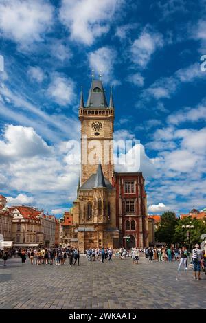 Touristen auf dem Altstädter Ring in Prag mit mittelalterlichem Uhrenturm Stockfoto