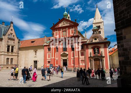 Touristen besuchen St.. Georgs Basilika, eine der ältesten Kirchen im Zentrum von Prag Stockfoto