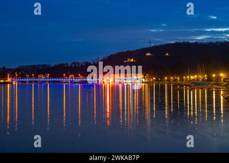 Baldeney-See, beleuchtetes Wehrwerk, Seepromenade, Schleuse, linkes und Wasserkraftwerk, Ruhrspeicher in Essen, NRW, Deutschland, Stockfoto