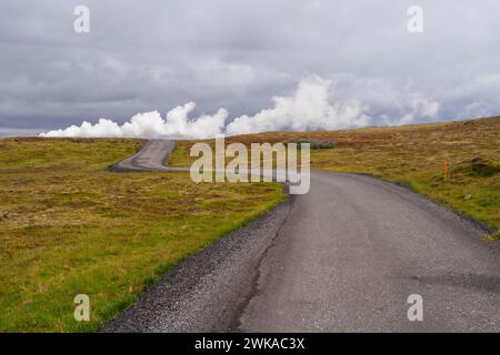 Gewundene Straße zu Gunnuhver heißen Quellen, Reykjanes Halbinsel im Süden Islands Stockfoto